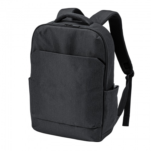 BAG-BP18BKの正面。前面ポケットを備えた黒いPCバックパック